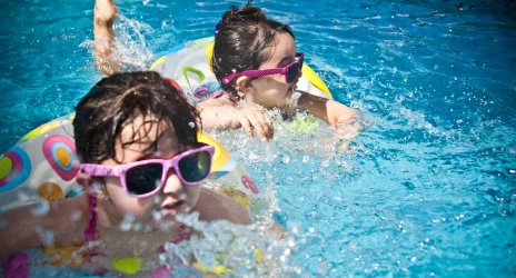 המדריך השלם: איך לבחור את מערכת המלח המושלמת לבריכה שלך